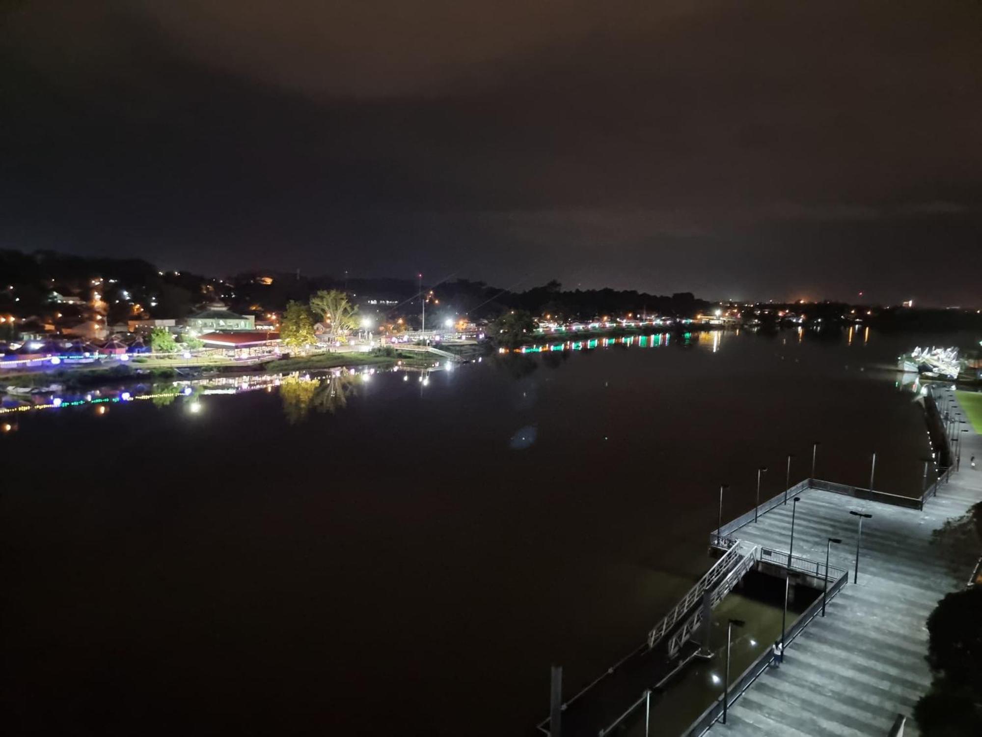 Cozzzy Hut Riverbank Suites Kuching With Spectacular River View מראה חיצוני תמונה