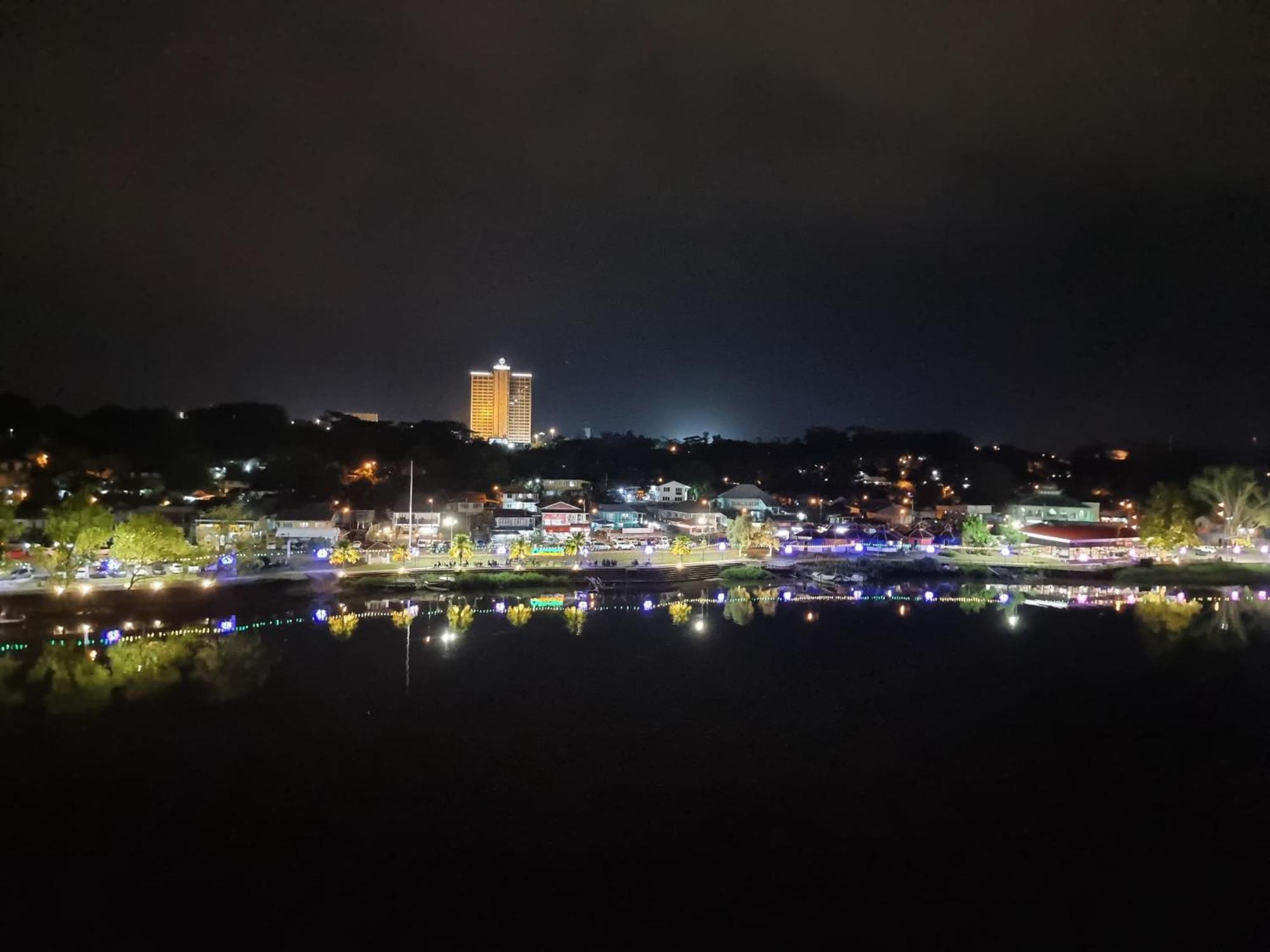 Cozzzy Hut Riverbank Suites Kuching With Spectacular River View מראה חיצוני תמונה