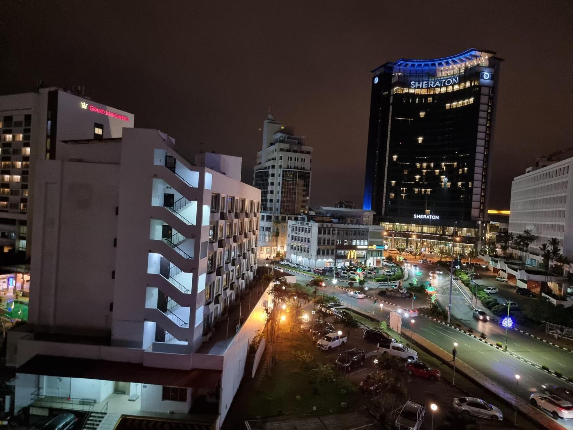 Cozzzy Hut Riverbank Suites Kuching With Spectacular River View מראה חיצוני תמונה