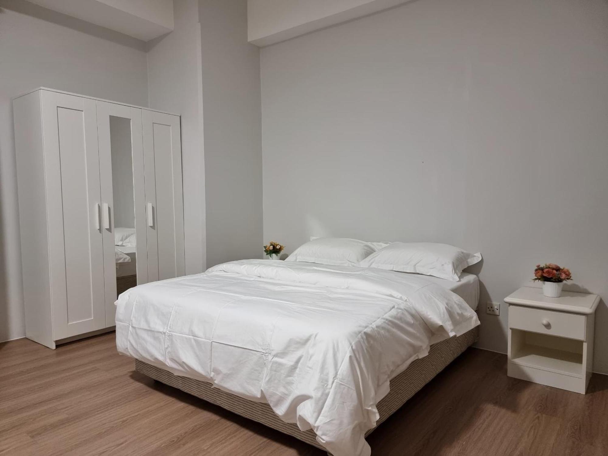Cozzzy Hut Riverbank Suites Kuching With Spectacular River View מראה חיצוני תמונה