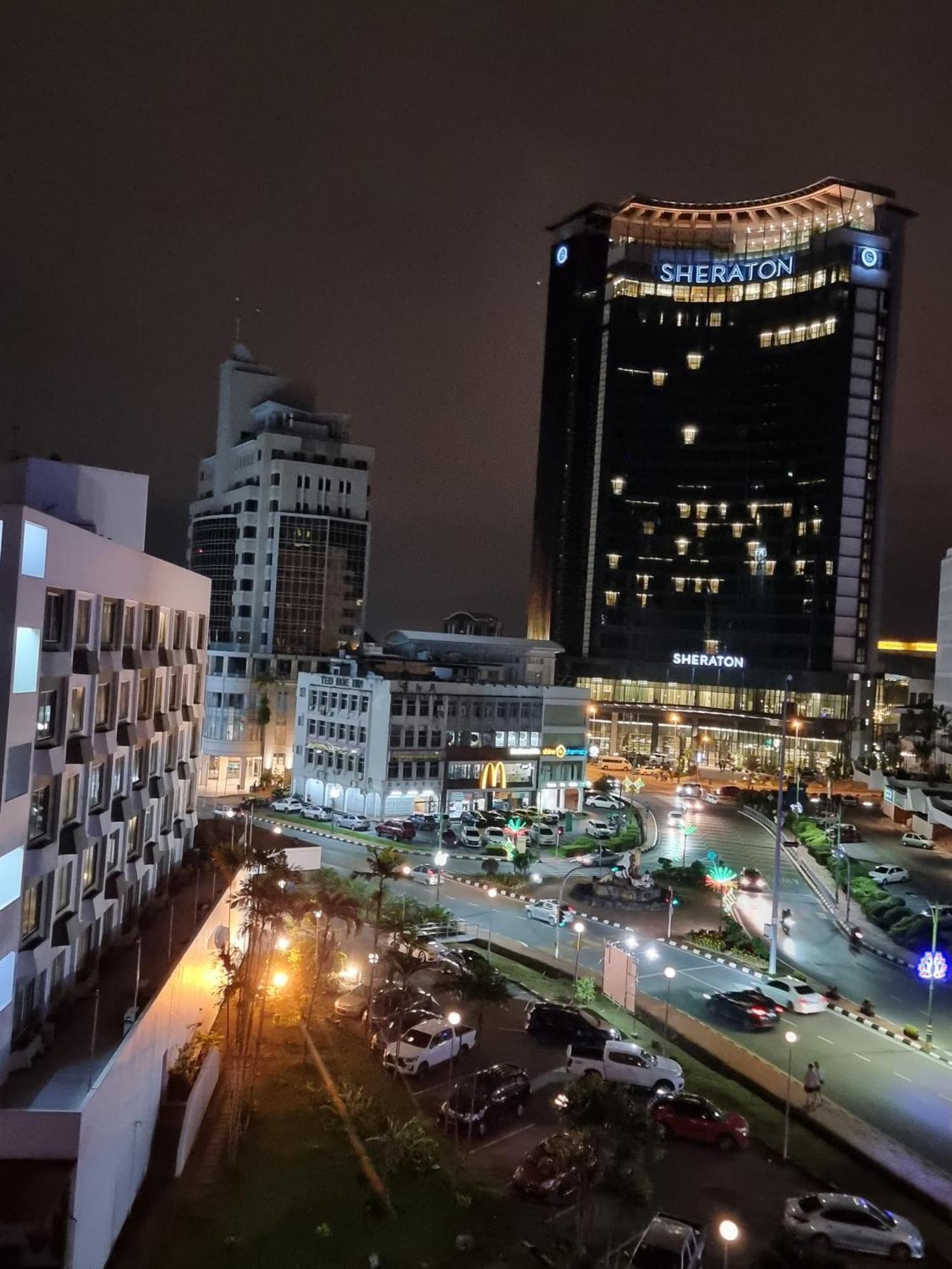 Cozzzy Hut Riverbank Suites Kuching With Spectacular River View מראה חיצוני תמונה
