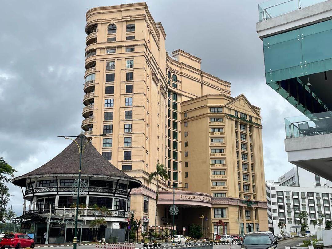 Cozzzy Hut Riverbank Suites Kuching With Spectacular River View מראה חיצוני תמונה
