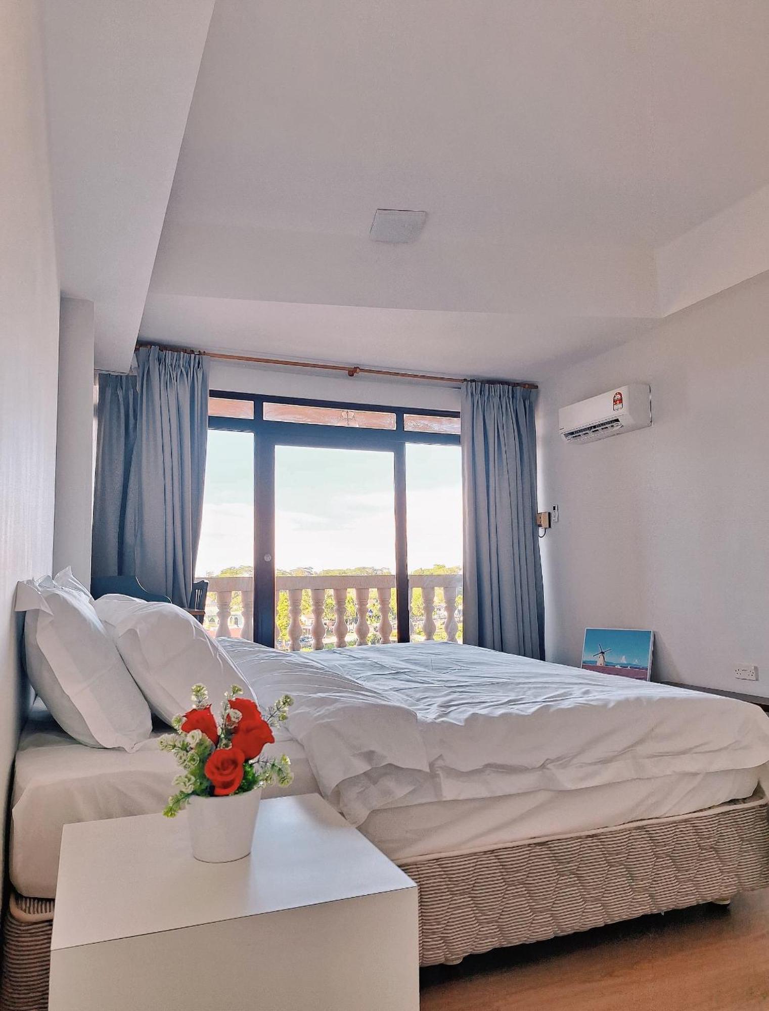 Cozzzy Hut Riverbank Suites Kuching With Spectacular River View מראה חיצוני תמונה