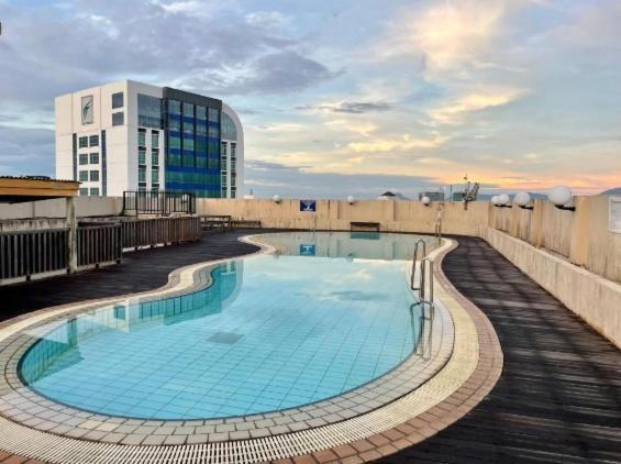 Cozzzy Hut Riverbank Suites Kuching With Spectacular River View מראה חיצוני תמונה