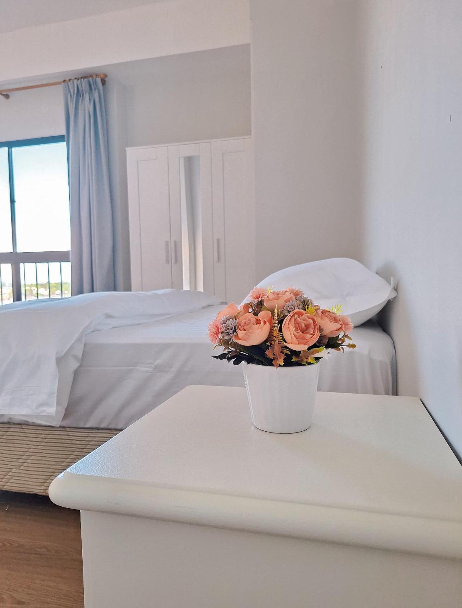 Cozzzy Hut Riverbank Suites Kuching With Spectacular River View מראה חיצוני תמונה