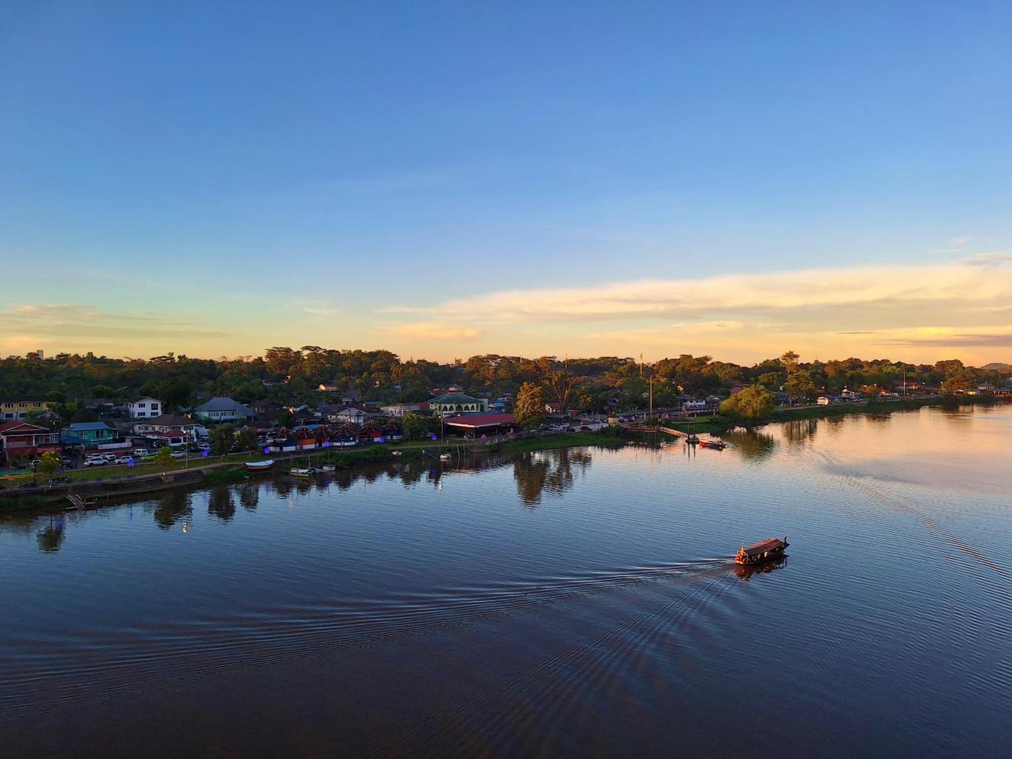 Cozzzy Hut Riverbank Suites Kuching With Spectacular River View מראה חיצוני תמונה