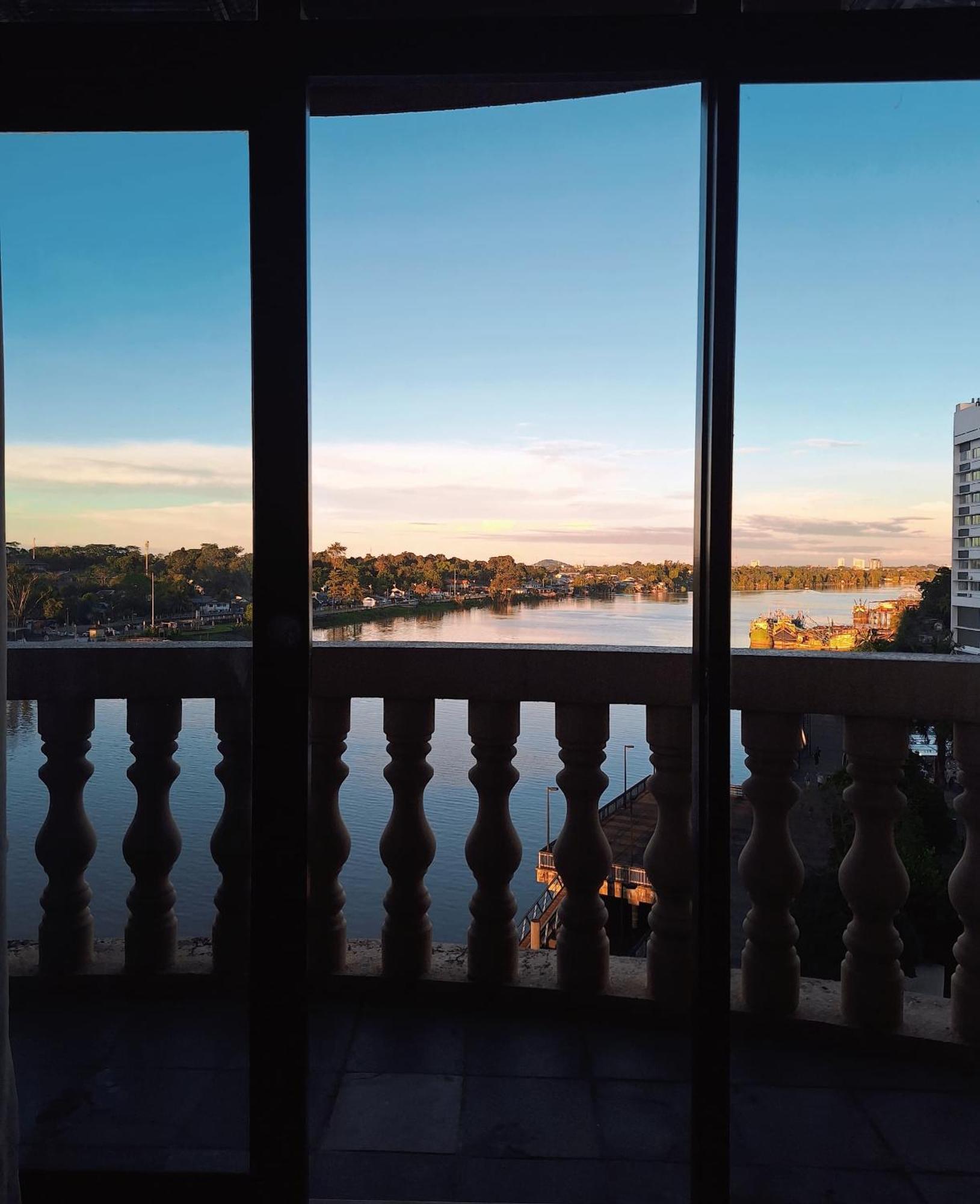 Cozzzy Hut Riverbank Suites Kuching With Spectacular River View מראה חיצוני תמונה