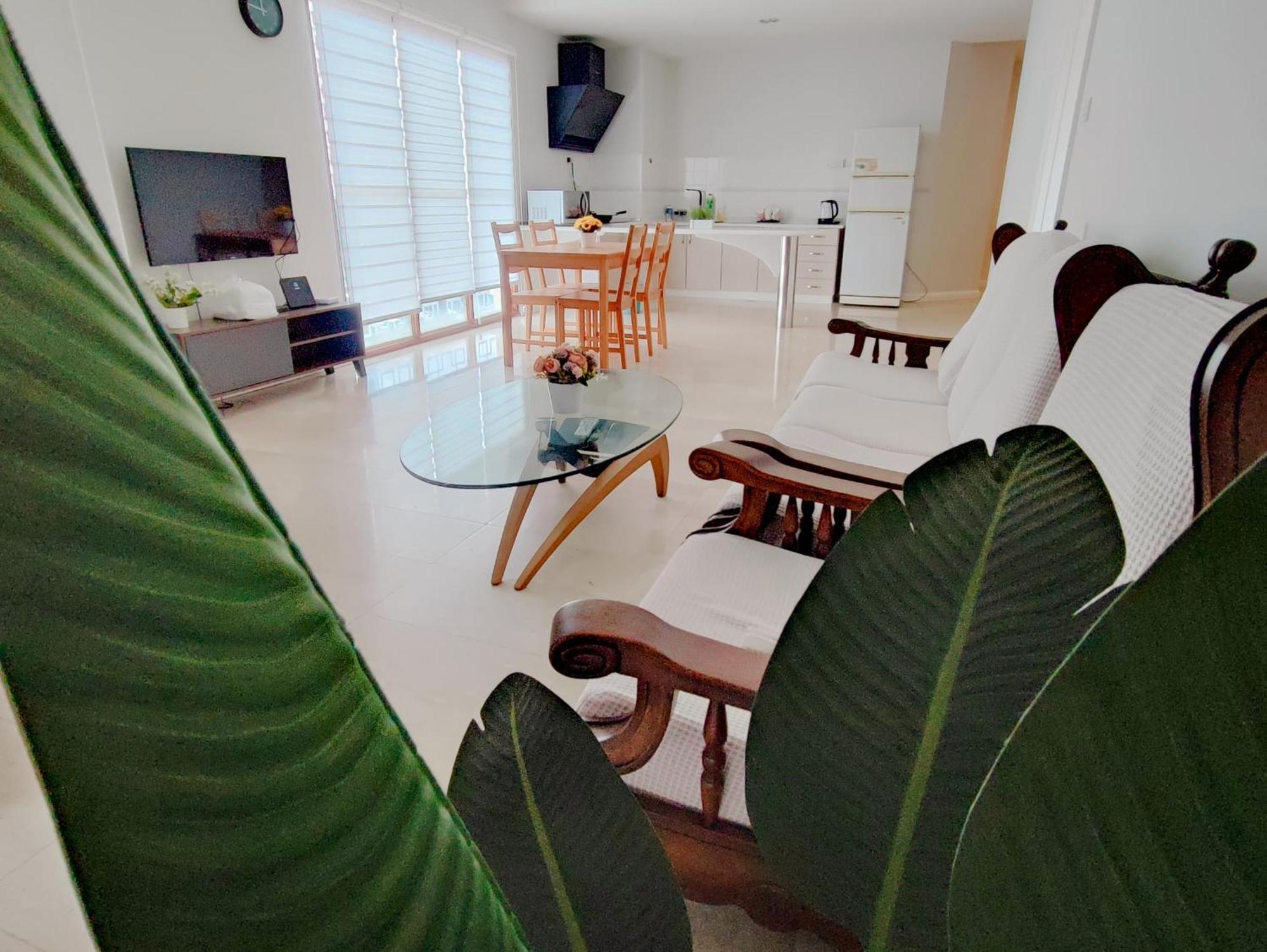 Cozzzy Hut Riverbank Suites Kuching With Spectacular River View מראה חיצוני תמונה