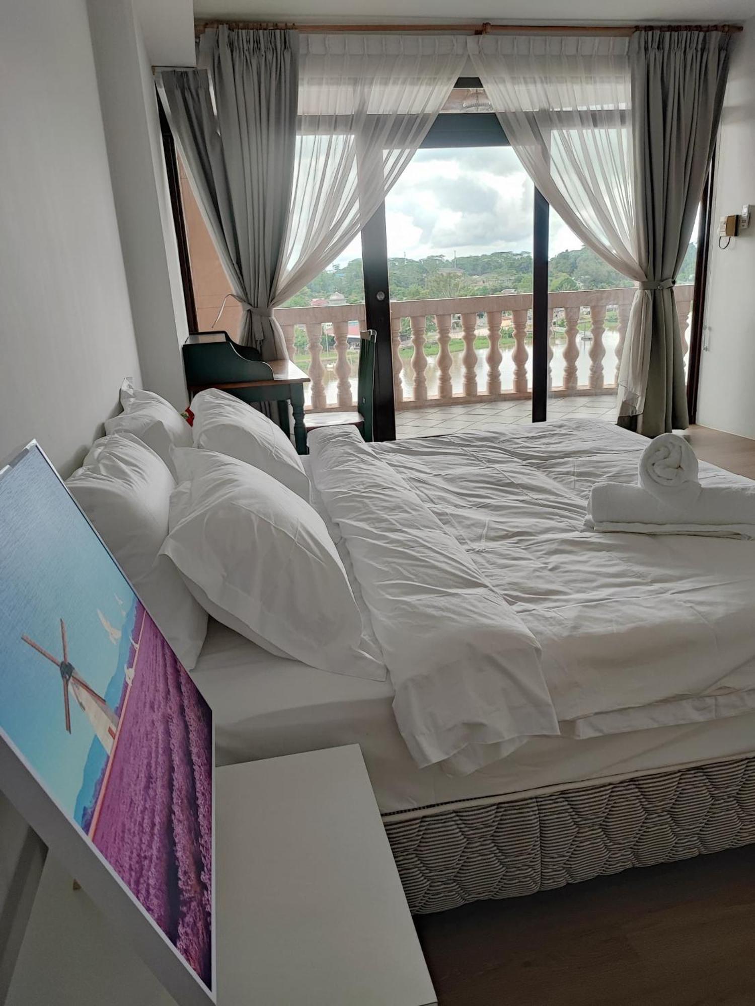 Cozzzy Hut Riverbank Suites Kuching With Spectacular River View מראה חיצוני תמונה