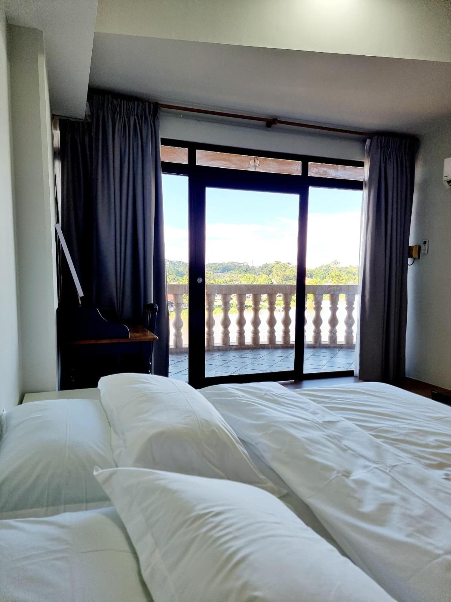 Cozzzy Hut Riverbank Suites Kuching With Spectacular River View מראה חיצוני תמונה